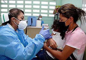 “Pese a disminución de casos, instan a la población a continuar vacunándose contra la Covid-19”