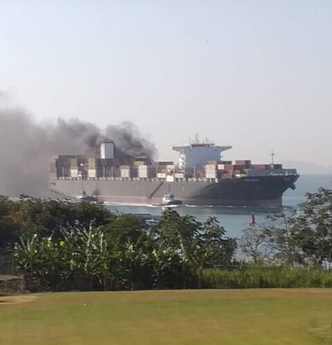 Noticia Radio Panamá | Barco se incendia en el Canal de Panamá