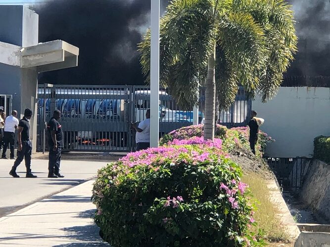 Noticia Radio Panamá | Policías armados atacan residencia del primer ministro de Haití, en Puerto Príncipe