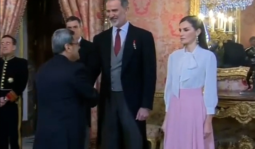 Featured image for “No fue desplante ni mala educación: este fue el motivo por el que el embajador iraní se rehusó a dar la mano a la reina Letizia de España”