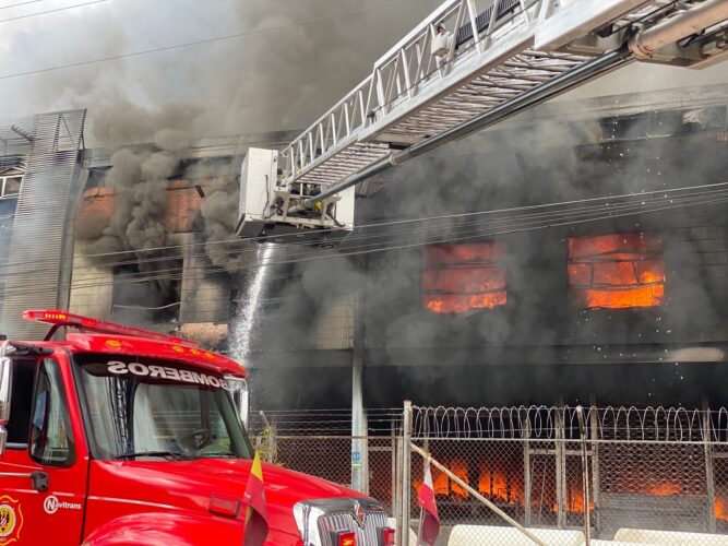 Noticia Radio Panamá | Incendio en fábrica de colchones en Bogotá, deja al menos 8 lesionados