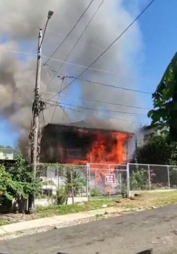 Noticia Radio Panamá | Se produce incendio de caserón en Pueblo Nuevo