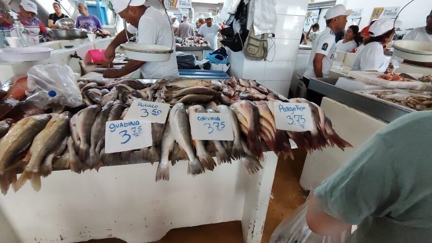 Dozens of Panamanians approached the Seafood Market for the beginning of Lent