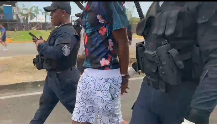Noticia Radio Panamá | Policía atiende casos de riñas y decomisa artículos prohibidos en la Cinta Costera