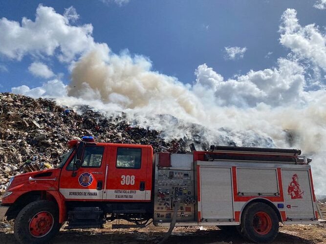 Featured image for “Mayor Angel Delgado: “Nos va a tomar un par días extinguir el incendio en Cerro Patacón””