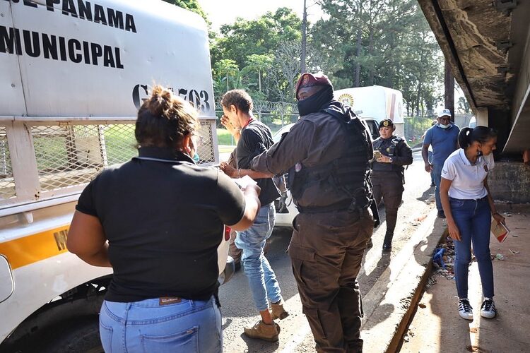 Noticia Radio Panamá | Personas sin techo son reubicadas en el gimnasio Kiwanis de El Marañón