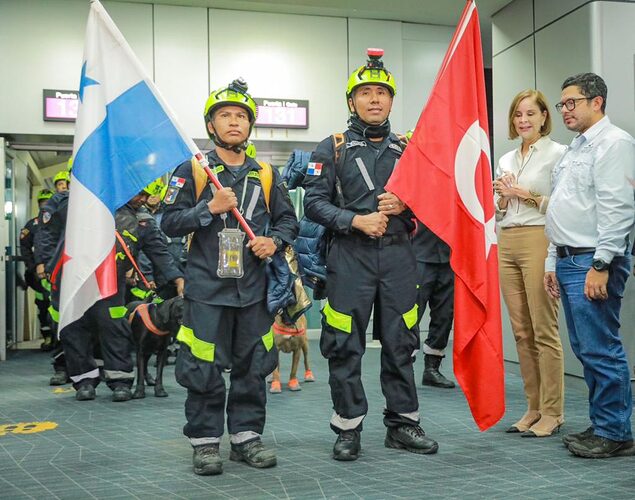 Noticia Radio Panamá | Reciben como héroes a rescatistas panameños que apoyaron en la búsqueda de sobrevivientes en Turquía