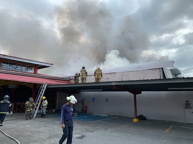 Noticia Radio Panamá | Cuatro estaciones de Bomberos se movilizaron para apagar incendio en la vía Fernández de Córdoba