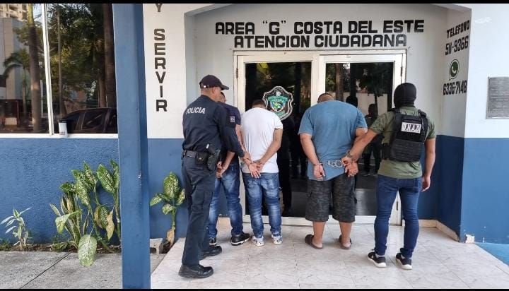 Noticia Radio Panamá | Policía aprehende a tres personas con 905 pastillas de éxtasis