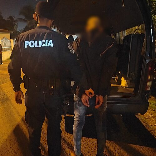 Featured image for “Policía aprehende a dos personas que pretendían atentar contra un individuo en el aeropuerto de Tocumen”