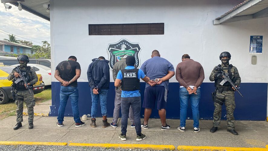 Featured image for “Policía aprehende a 5 personas y decomisa dos armas de fuego en Arraiján”