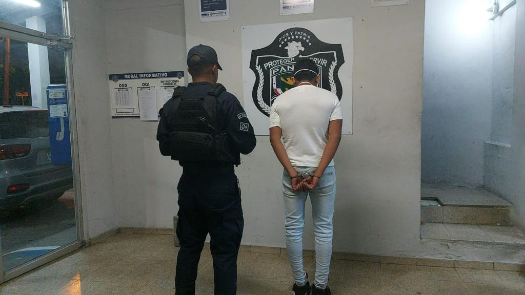 Featured image for “Policía detiene a sospechoso de robo a mano armada en restaurante en Plaza Centenial”