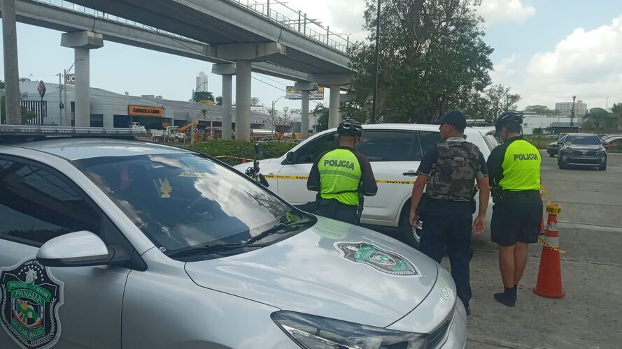Noticia Radio Panamá | Delincuentes se llevaron 25 mil dólares de un auto fuera de un banco en Villa Lucre