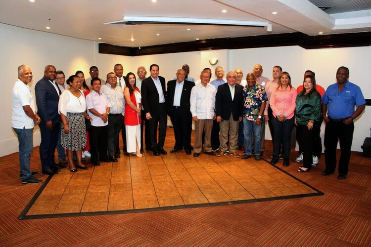 Former President Torrijos meets with members of the union movements