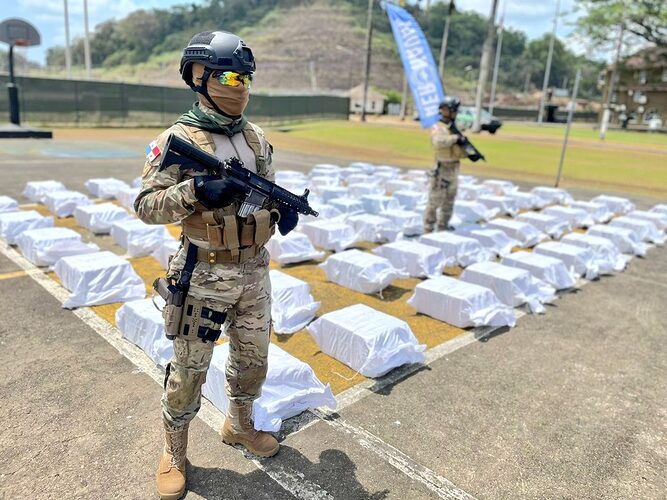 Noticia Radio Panamá | Detienen lancha rápida, en Isla Grande, donde transportaban 1,975 paquetes de presunta droga