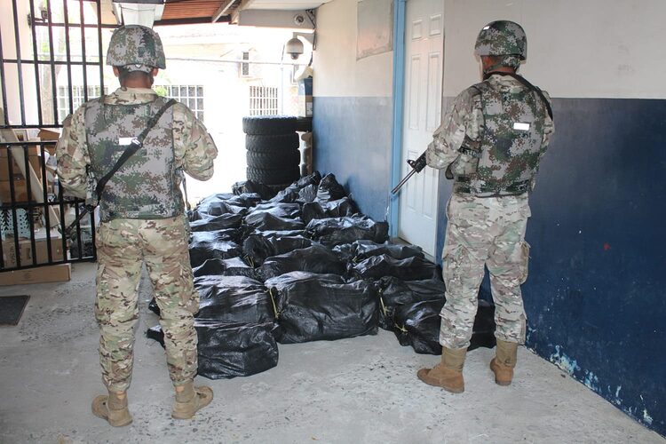 They seize more than a ton of drugs and arrest four people on Isla Colón