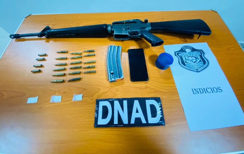 Featured image for “Fusil de guerra y presunta droga decomisa la policía en Arraiján”
