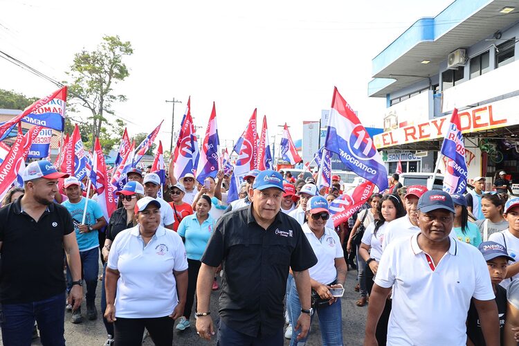 Noticia Radio Panamá | Crispiano Adames siguió su campaña en Penonomé