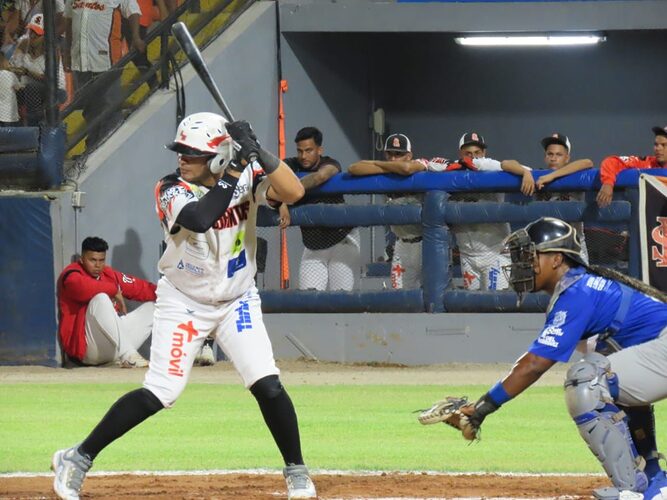 Noticia Radio Panamá | Los Santos deja en el terreno a Colón y toma ventaja en la final del Béisbol Mayor