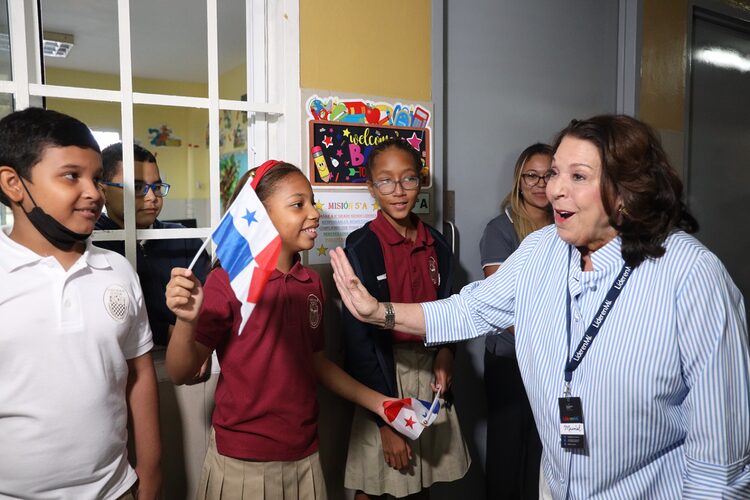 Noticia Radio Panamá | Colegios del programa Líder en Mí, reciben a su creadora Muriel Summers