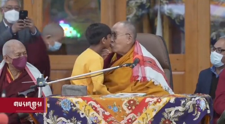 Featured image for “Dalai Lama le da un beso en los labios a un niño y genera polémica”