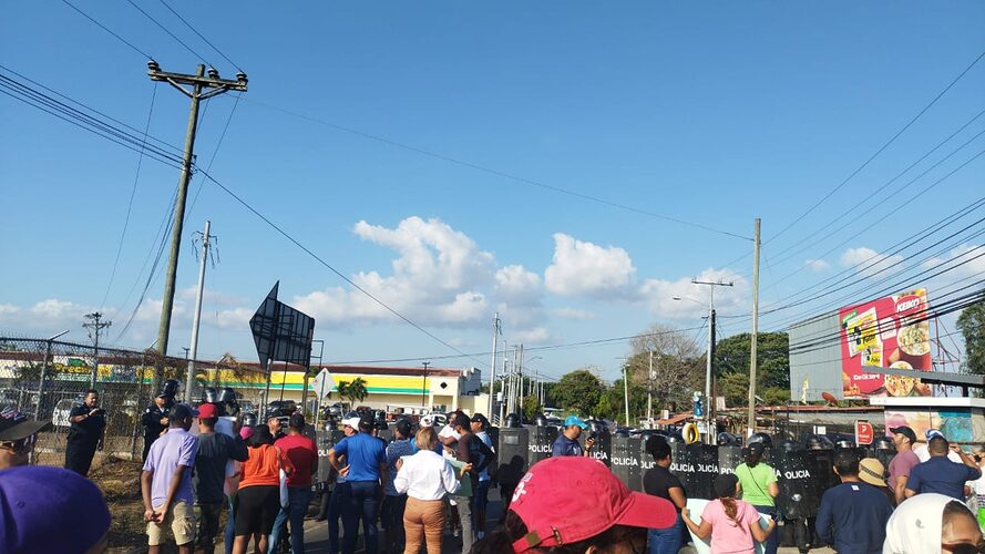 Featured image for “Moradores de Costa Oeste no creen en promesas y cerraron la calle hacia Playa Leona”
