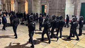 Noticia Radio Panamá | Grupos violentos se encerraron dentro de una mezquita en Israel con fuegos artificiales, palos y piedras la policía los sacó del recinto