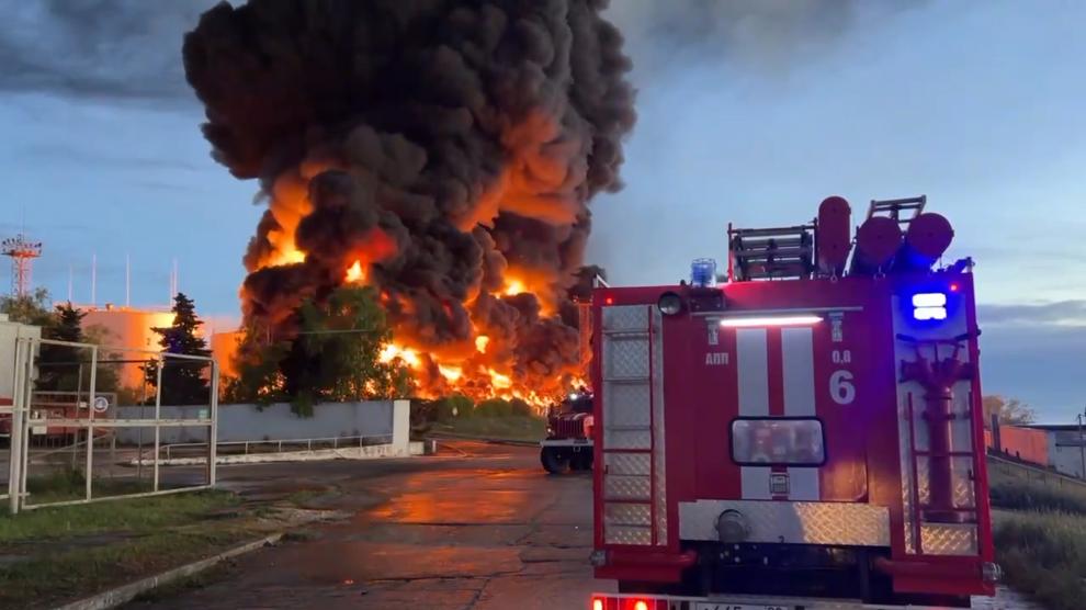 Featured image for “Ucrania destruye depósito de combustible en Sebastopol, Rusia tras ataque con drones”