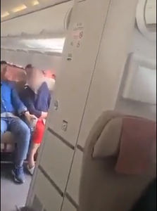 “Una persona detenida al abrir puerta de emergencia de un avión en pleno vuelo”