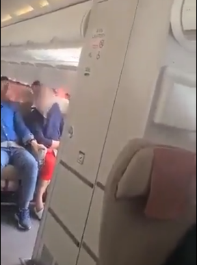 Featured image for “Una persona detenida al abrir puerta de emergencia de un avión en pleno vuelo”
