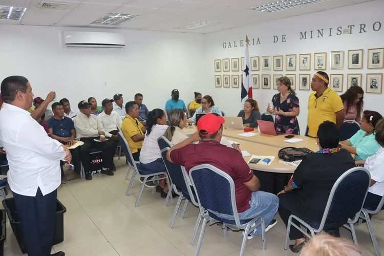 Noticia Radio Panamá | Meduca se reúne con asociaciones de padres de familia de 25 escuelas de Bocas del Toro