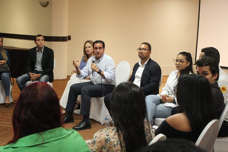 Noticia Radio Panamá | Martín Torrijos se reúne con jóvenes para conocer sus inquietudes sobre el rumbo del país