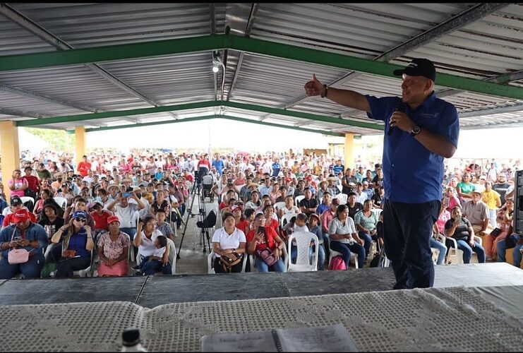 Noticia Radio Panamá | Crispiano Adames culmina gira en Coclé, reitera denuncias de persecución política
