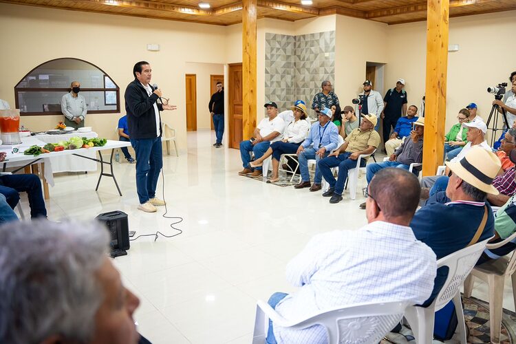 Noticia Radio Panamá | Martín Torrijos se reúne con productores y afirma que el sector agropecuario debe modernizarse