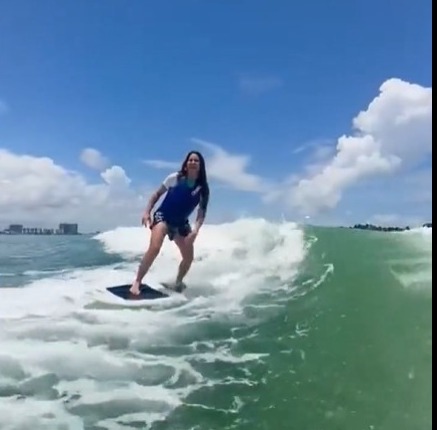Featured image for “¡Si no hay olas se hacen! dice Shakira al publicar video surfeando en Miami”