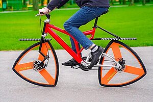 Noticias Radio Panamá | “Ingeniero ucraniano crea bicicleta con «ruedas» triangulares”