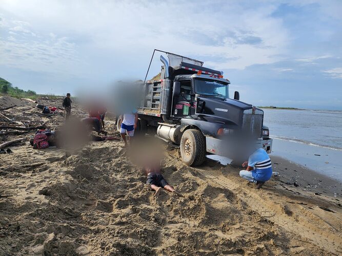 Featured image for “Policía detiene a 25 personas por extracción ilegal de arena en Pacora”