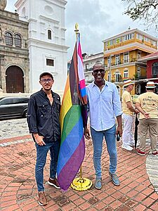 Noticia Radio Panamá | “Izan la Bandera del Orgullo LGBTIQ+ y exigen igualdad de derechos”