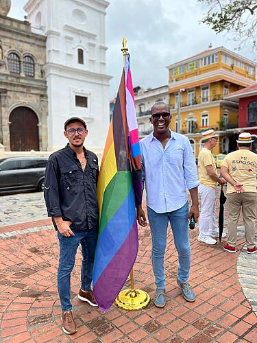 “Izan la Bandera del Orgullo LGBTIQ+ y exigen igualdad de derechos”