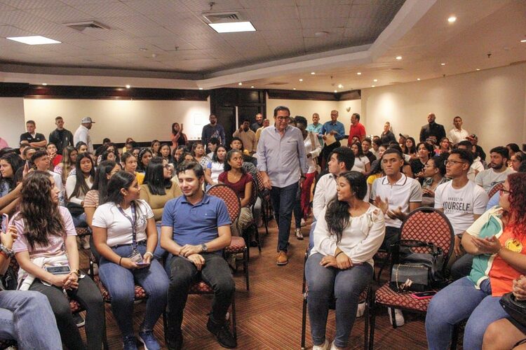 Featured image for “De llegar a la presidencia Martín Torrijos promete rediseño de programas de fomento del empleo a jóvenes”