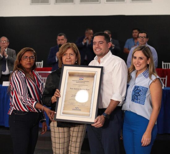 Featured image for “Gaby Carrizo recibe credenciales como candidato presidencial del PRD”