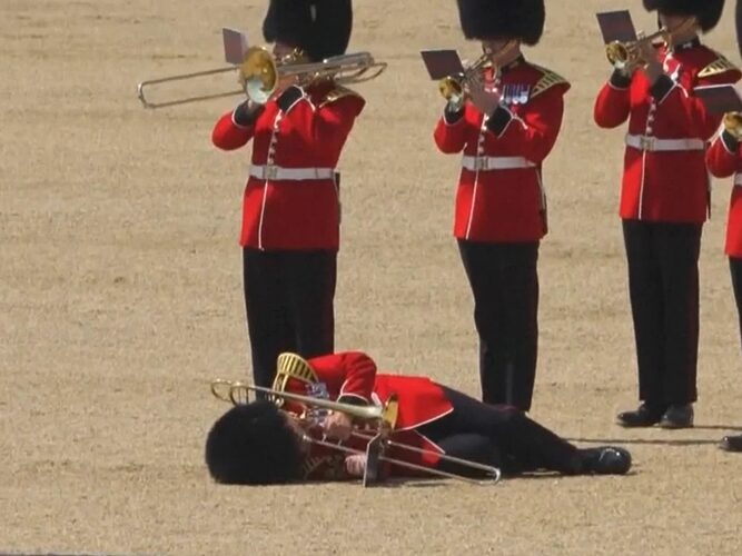 Featured image for “Desmayos en la Guardia Real Británica debido a las altas temperaturas en Londres”