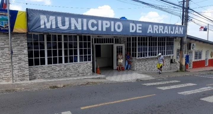 Noticia Radio Panamá | Inician entrega de Calcomanías vehiculares en la Alcaldía de Arraiján