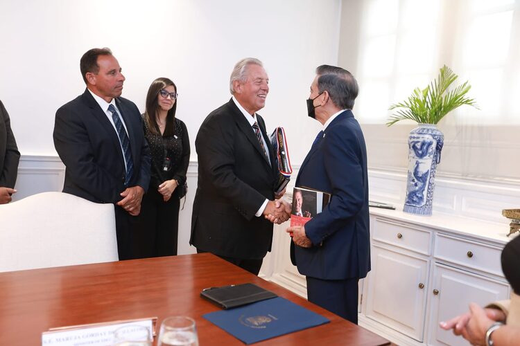 Noticia Radio Panamá | Presidente Cortizo Cohen recibe la visita de John Maxwell, experto en liderazgo