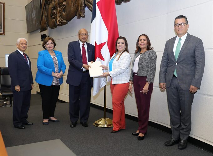 Noticia Radio Panamá | Ministro Alexander presenta el presupuesto general del Estado ante la Asamblea Nacional