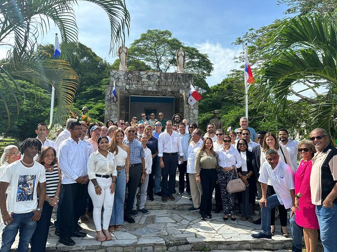 Noticia Radio Panamá | En víspera de los 42 años de su muerte Fundación realiza romería al Mausoleo de Omar Torrijos