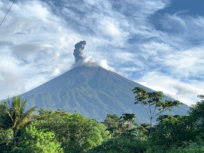 Noticia Radio Panamá | Volcán de Fuego en Guatemala entra en erupción