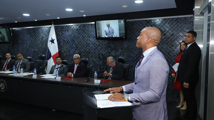 Noticia Radio Panamá | Comisión de Asuntos Municipales busca aumentar el salario de los representantes