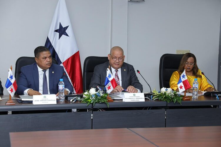 Noticia Radio Panamá | Eligen Junta Directiva de la Comisión de Presupuesto