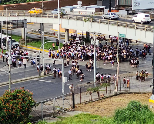 Featured image for “Por segundo día consecutivo estudiantes del José Dolores Moscote cierran la calle”